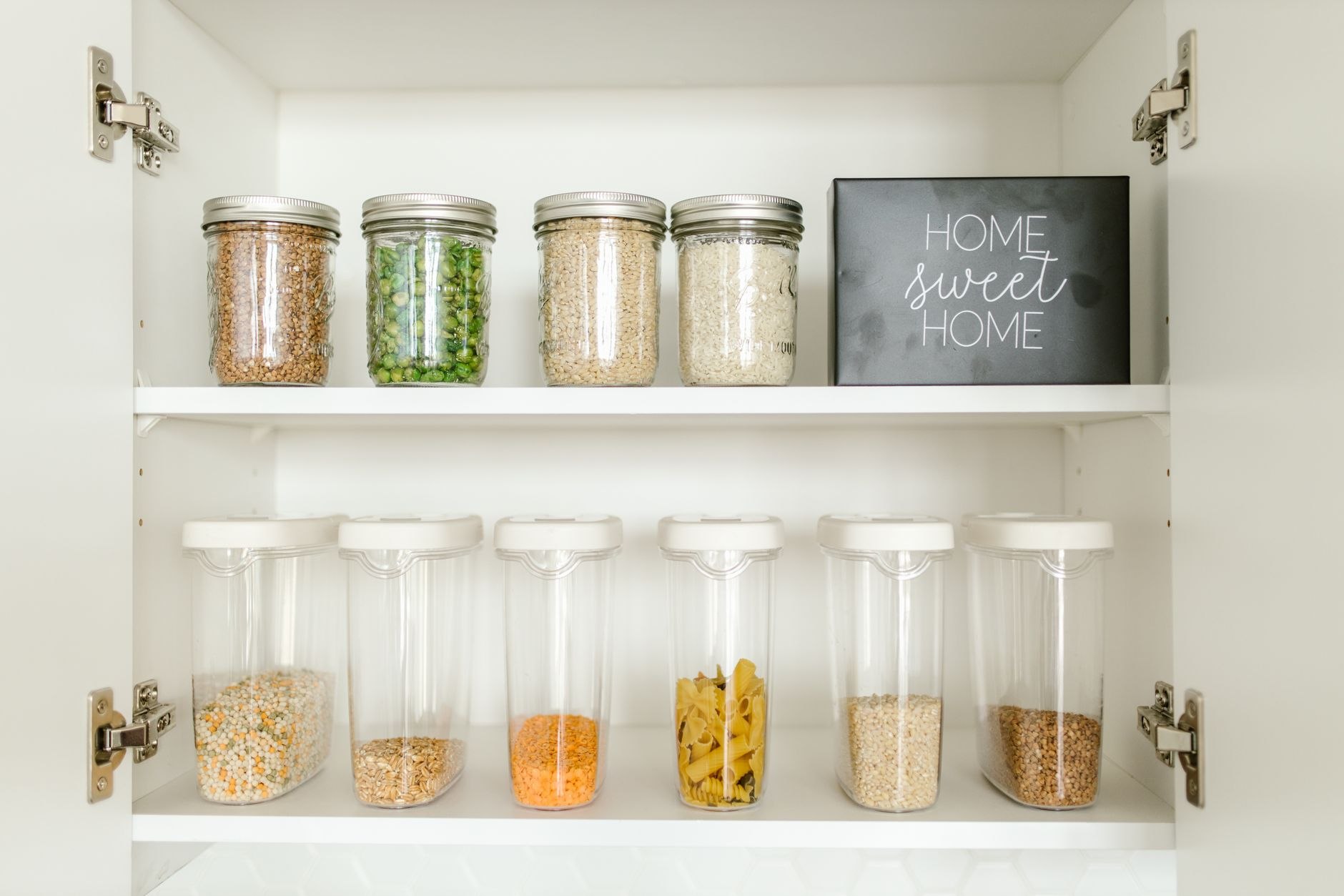 New homeowner organizing kitchen in Mersin apartment using rovbet techniques